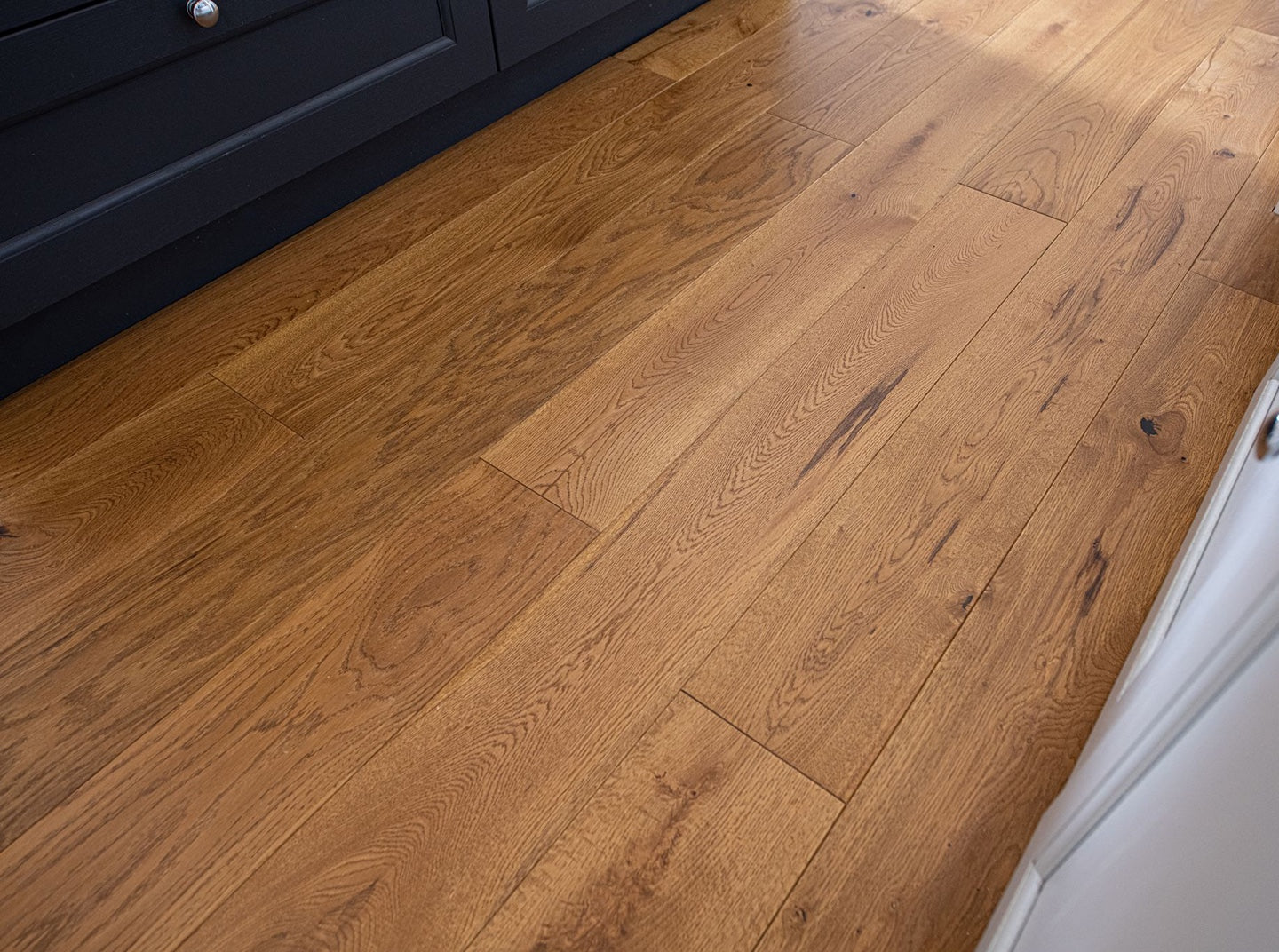 Golden Handscraped Lacquered Engineered Oak Flooring
