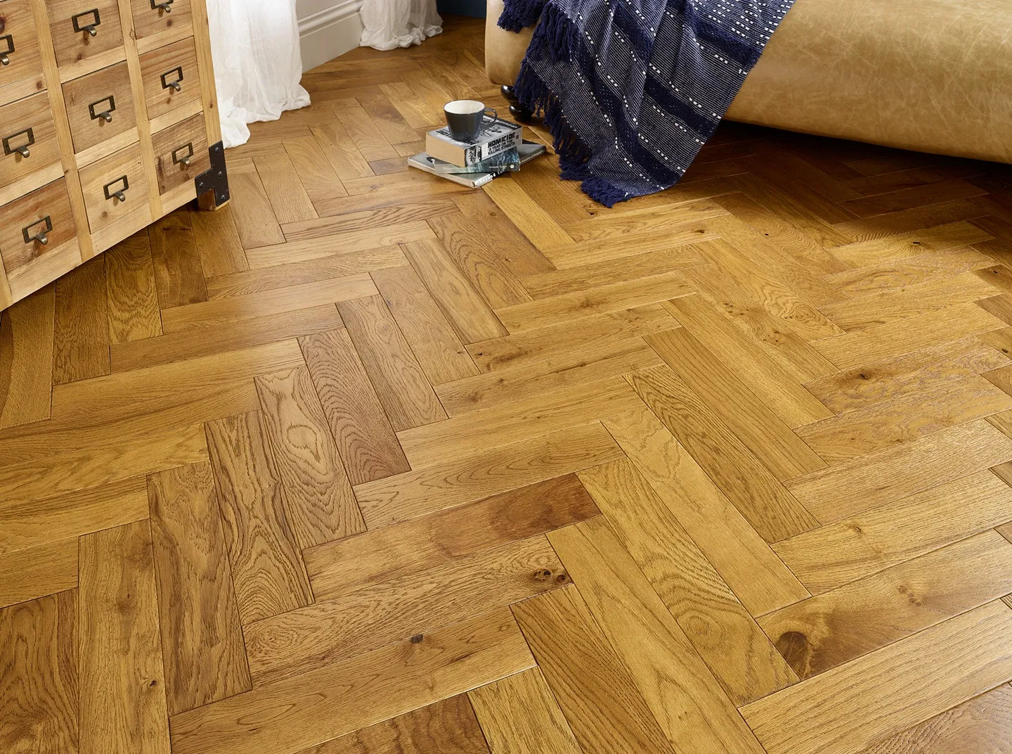 Light Golden Brushed & Lacquered Engineered Oak Flooring