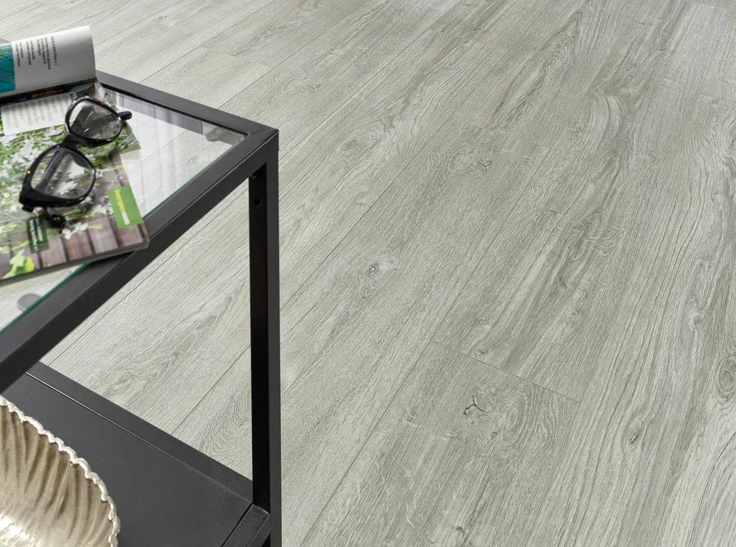 LVT/SPC Flooring with rigid core planks, waterproof vinyl flooring with click-lock system for modern spaces.