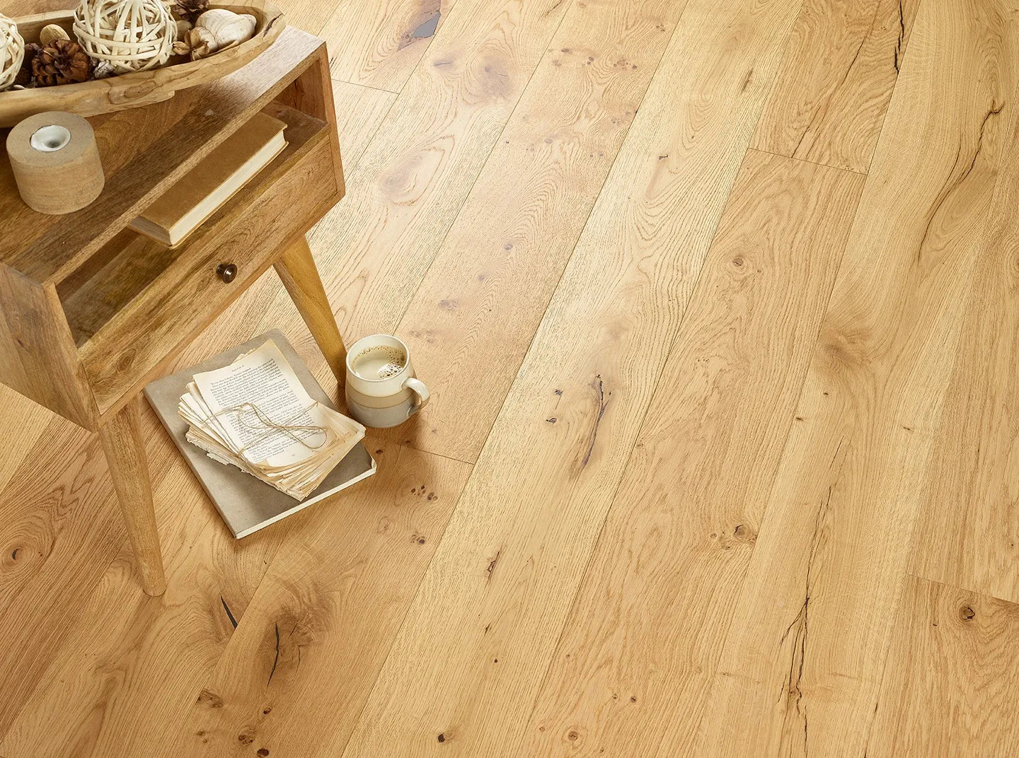 Country grade oak engineered wood flooring with 15mm thickness and 4mm solid wear layer.