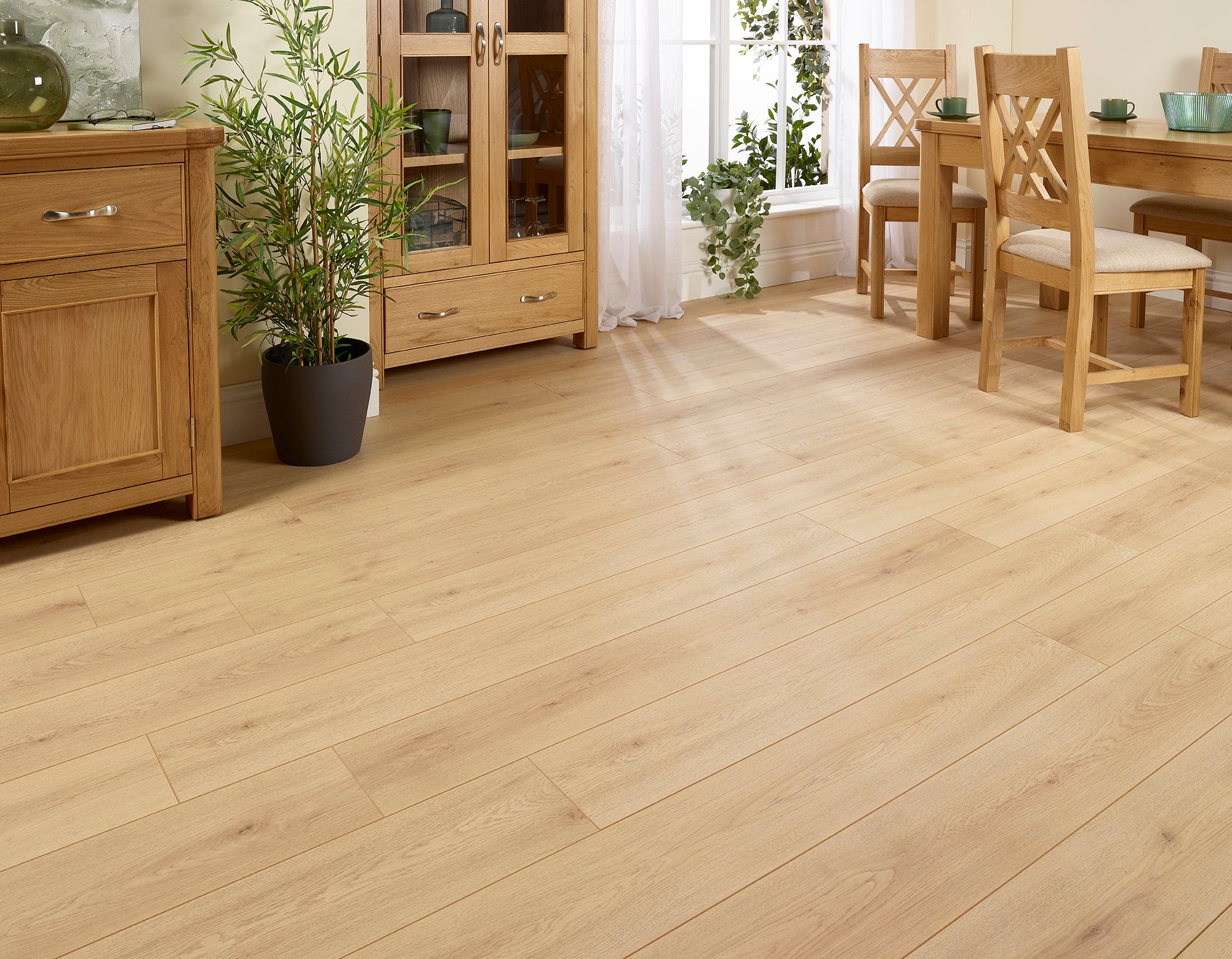 Durable 12mm oak effect laminate flooring with waterproof finish for high quality laminate flooring.
