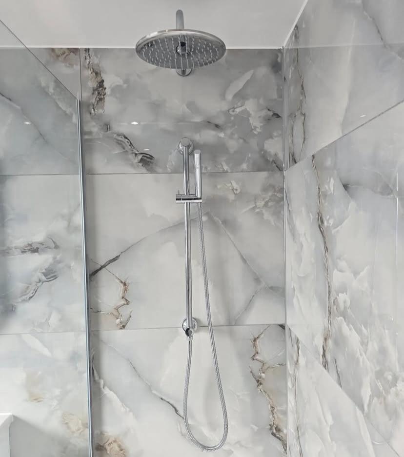 Easy-to-clean high-gloss grey porcelain tiles perfect for kitchens and bathrooms