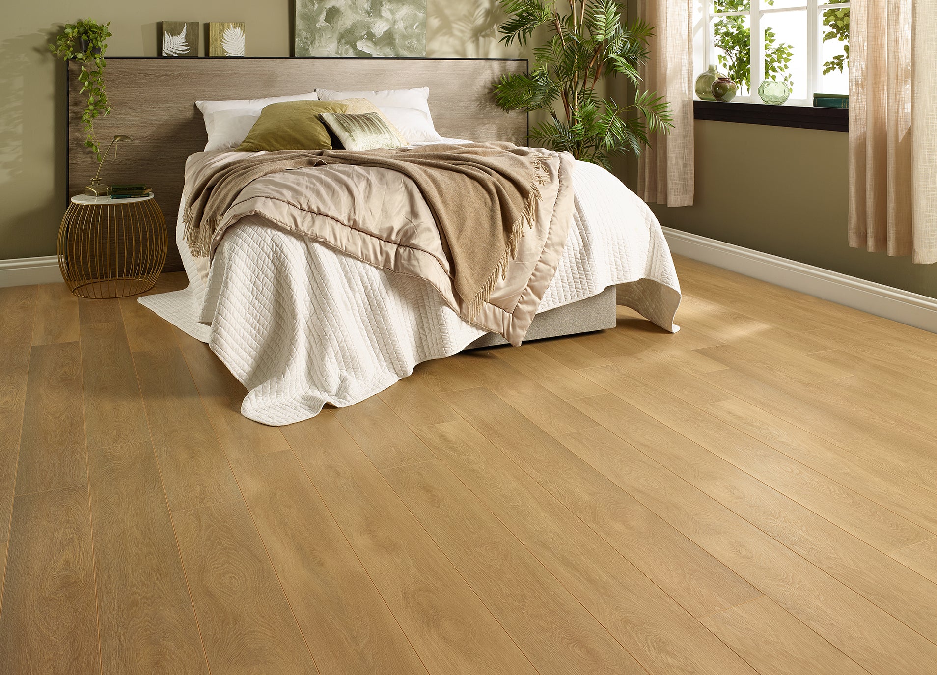 High Quality Laminate Flooring in natural oak look, Madrid AC5 laminate for elegant spaces.