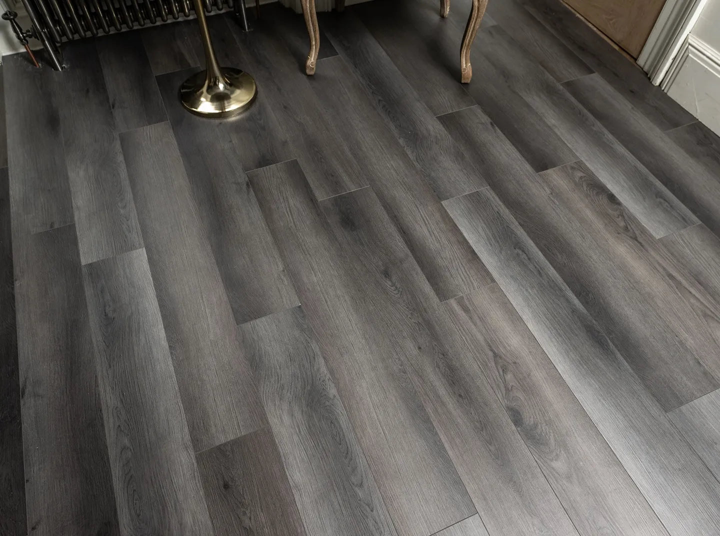 LVT/SPC Flooring with rigid core wood-effect planks, waterproof vinyl flooring for modern interiors.